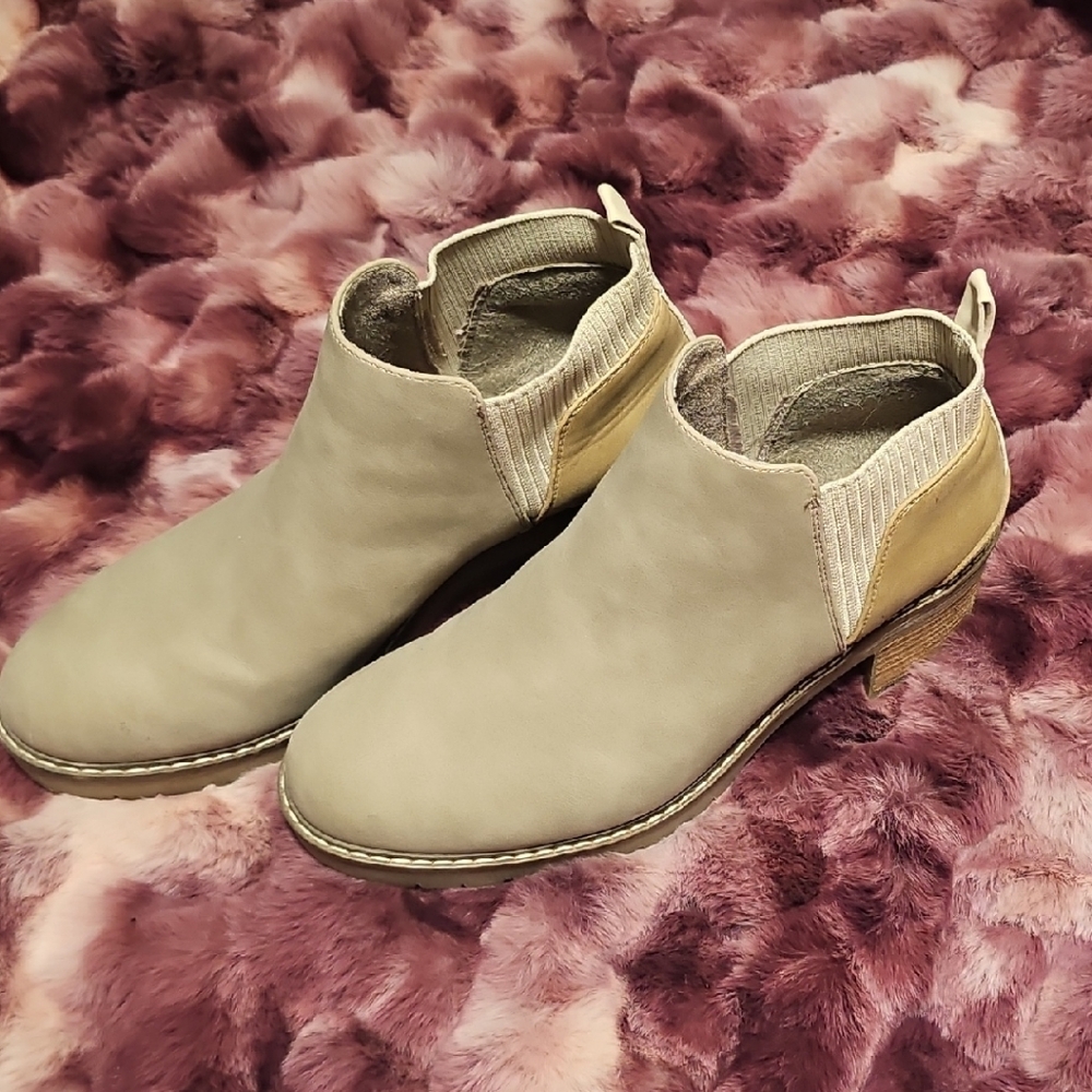 Elegant Gray Ankle Booties with Minimalist Design